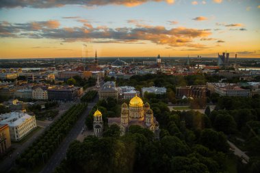 Riga Katedrali orta ile üzerinde güzel günbatımı manzarası.