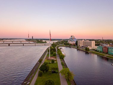 Ab Barajı Riga'da üzerinde gün batımı görünümü 