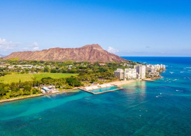 Honolulu, Hawaii. Honolulu, Diamond Head volkan otel ve Waikiki Beach binalarda da dahil olmak üzere hava manzarası görünümü.