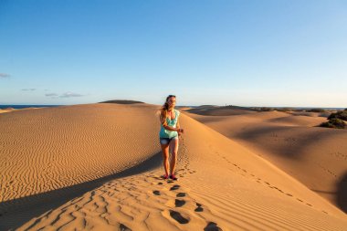 Kız dunes ortasında ayakta 