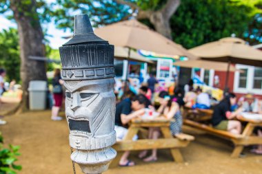 Hawaii maskesi heykel Maui adasında üzerinde restoran yakınında.