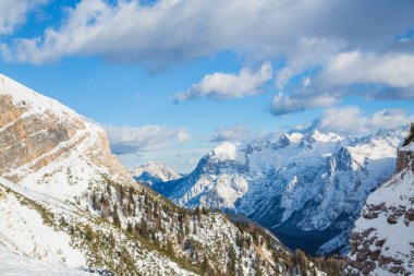 Alps, kış aylarında İtalya için güzel dağlar.