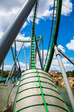 Orlando, Florida Üniversitesi Macera Park'ta Roller Coaster parçanın ön koltuk.