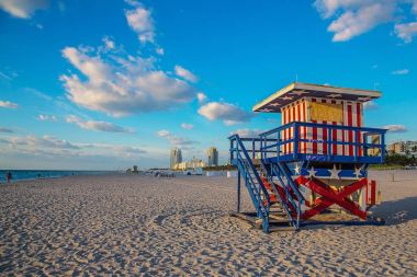 south Beach, miami Amerikan bayrağının renkleri ile cankurtaran Kulesi