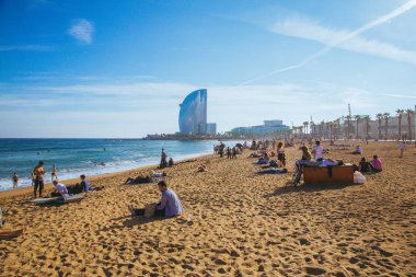 Ufuk ve kumun üzerinde yalan insanlara şaşırtıcı W otel manzaralı Barcelona meşgul beach.