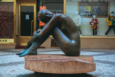 Prag'da çıplak kadın heykel. Modern Sanat.