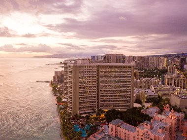 Güzel Honolulu şehri mor günbatımı manzara yukarıdan. Hava sahne.