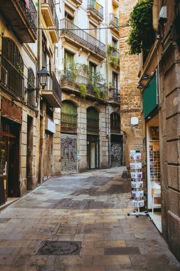 Barcelona eski şehrin bölümünün güzel dar eski sokaklar. Muhteşem mimarisi.