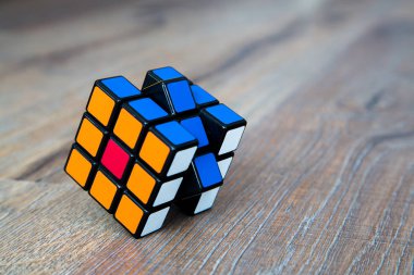 Rubik küpü beyaz veya ahşap zemin üzerine