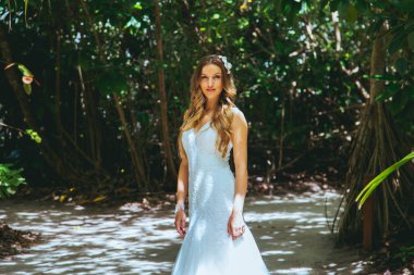 Bir orman veya orman tropik bir adada güzel gelin