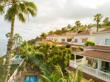 Villa ve evler Tenerife adasında Uçurumdaki