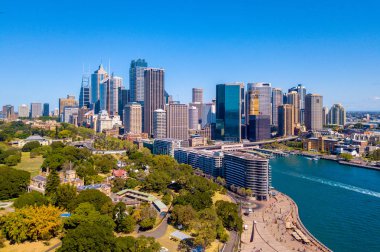 Şehir manzarası, Botanik Bahçe, park ve tabii Harbour bridge ile yukarıdan Sydney harbour hava görünümü. Tekneler limana yelken. 10 Nisan 2016. Sydney, Avustralya.