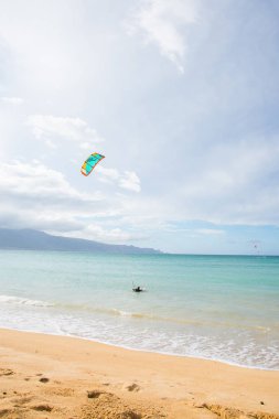 Maui, Hawaii Adası boş sahilde uçurtma sörfçü