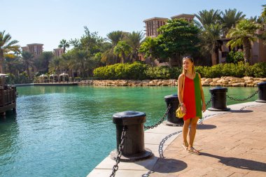 Dubai Souk Madinat adlı kanalda renkli elbise bekleyen bir kız güzel