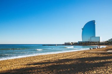 Ufuk ve kumun üzerinde yalan insanlara şaşırtıcı W otel manzaralı Barcelona meşgul beach.