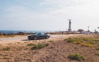 California Pasifik Okyanusu'nda tarafından Ford Mustang Gt convertible görüntüleyin. 10 Nisan 2017. ABD.