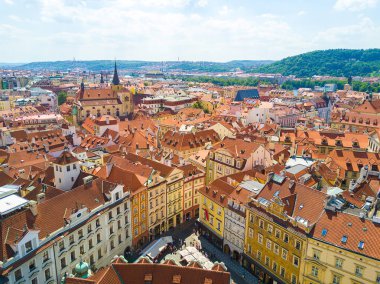 Tarihi kent merkezine ve Vltava Nehri ile yukarıdan Prag şehrinin güzel panoramik havadan görünümü.