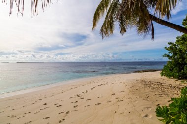 Tropik sahilde günbatımı. Siam defne. İl: Trat. Koh Chang Adası. Tayland.