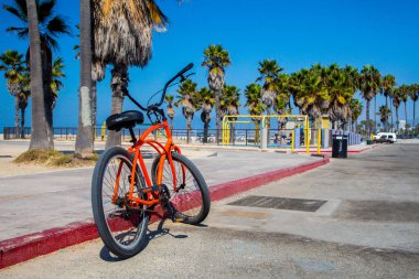 Los Angeles'taki Venedik Plajı'nda yer alan şık serin beach bisiklet. California. Bisiklete binmek en iyi plaj ulaşım olduğunu. 10 Nisan 2017. ABD.