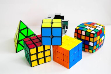 Beyaz ya da ahşap arka plan üzerinde Rubik küpleri
