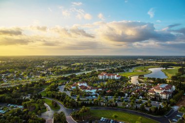 İnanılmaz hava günbatımı panorama görünümünde Orlando, Florida eyaleti. Harika duvar kağıdı turuncu günbatımı. Manzaralı.
