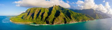 Muhteşem panoramik Na Pali kıyı şeridi kayalıklarla yukarıdan. Hava sahne. Güzel Hawaii Adaları. Yeryüzündeki cennet.