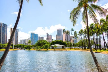 Güzel Honolulu şehir manzaralı plaja Waikiki binaları ile arka planda