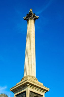 Trafalgar Meydanı ile aslan heykelleri mavi gök, Londra, İngiltere