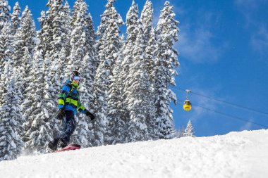 dağlarda aşağıya snowboard adam.