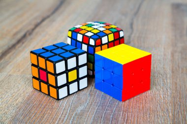 Beyaz ya da ahşap arka plan üzerinde Rubik küpleri