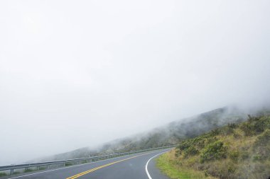 Dağlar ve bulutlar yükselir boş eğri yol