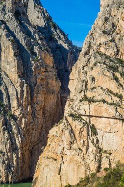Güzel bir Caminito Del Rey dağlar ve yol boyunca dik kayalıklarla, kayalar ve İspanya Malaga yakınındaki dağ nehir manzarası