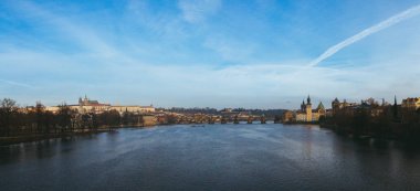 Yayalar tek Charles Köprüsü (aka Stone Bridge, Kamenny çoğu, Prag Köprüsü, Prazhski en) Prag, Çek Cumhuriyeti ve turistik teknelerde Vltava Nehri üzerinde.