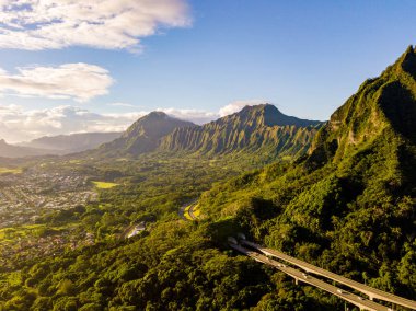 Oahu yeşil dağların görünümünün tarafından Ho'omaluhia Botanik Bahçesi Kaneohe içinde muhteşem havadan görünümü. Dağlar ile ünlü merdiven cennete ya da Haiku merdiven.