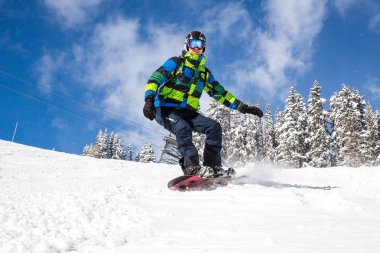 dağlarda aşağıya snowboard adam.