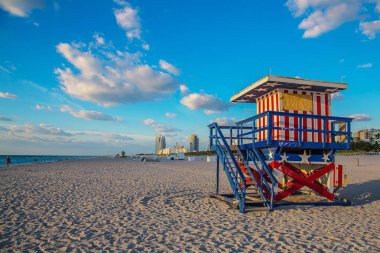 south Beach, miami Amerikan bayrağının renkleri ile cankurtaran Kulesi 
