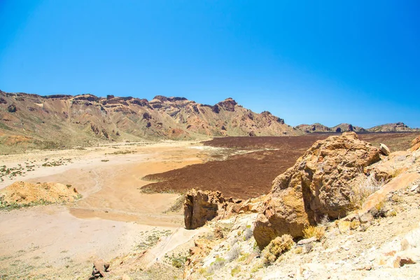 Un endroit à Tenerife avec des rochers et une montagne — Photo