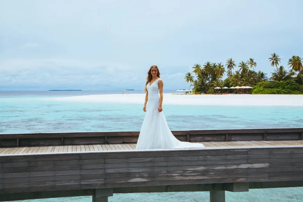 Piękna Panna Młoda Długie Sexy Białej Sukni Stojącej Molo Malediwy — Zdjęcie stockowe
