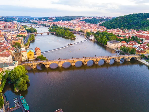 Prag Şehir Panoramik Bir Kale Ile Yukarıdan Ufukta Güzel Hava — Stok fotoğraf