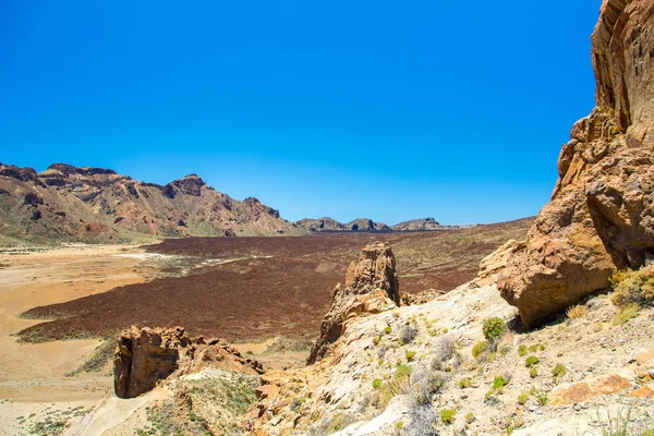 Un endroit à Tenerife avec des rochers et une montagne — Photo