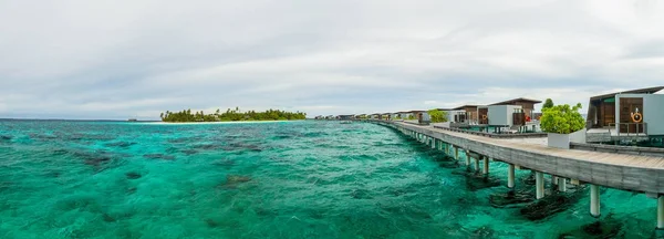 Водные Виллы Тропическом Острове Карибского Моря Мальдивы Зелено Голубая Вода — стоковое фото