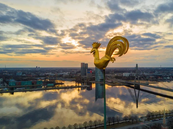 Flygfoto Över Den Gyllene Tuppen Över Staden Riga Vackra Solnedgången — Stockfoto