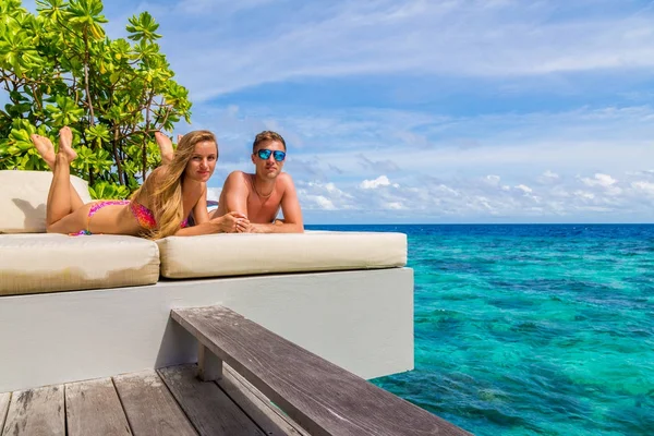 Casal Jovens Banhos Sol Salão Junto Mar Nas Maldivas — Fotografia de Stock
