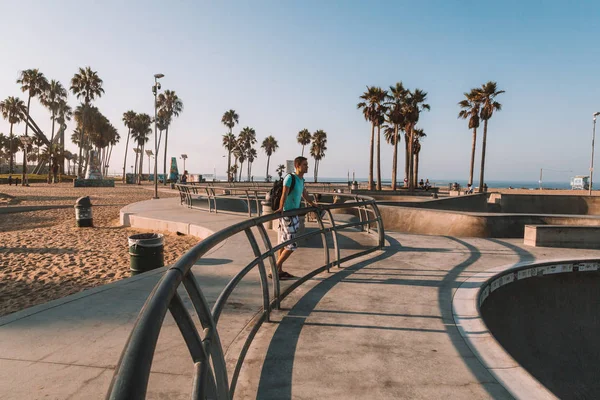 Jeune Homme Debout Près Skate Park Plage Venise Los Angeles — Photo
