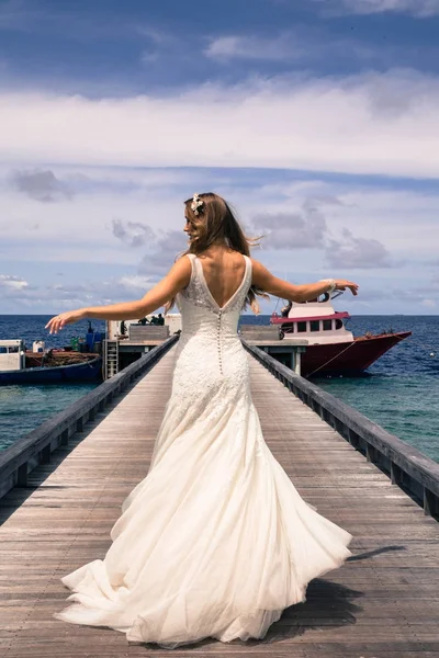 몰디브에서 부두에 드레스를 — 스톡 사진