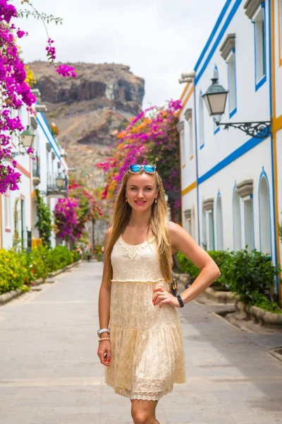 Girl standing in a Spanish town of Puerto de Mogan — Stock Photo, Image