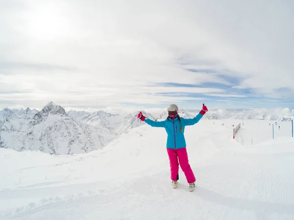 Bela Cena Inverno Nas Montanhas Menina Feliz Penhasco Neve Meio — Fotografia de Stock