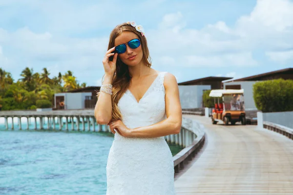 Красивая Невеста Длинном Сексуальном Белом Платье Стоит Пирсе Мальдивах — стоковое фото