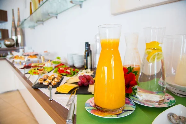 早餐桌上有一瓶橙汁和其他零食 — 图库照片