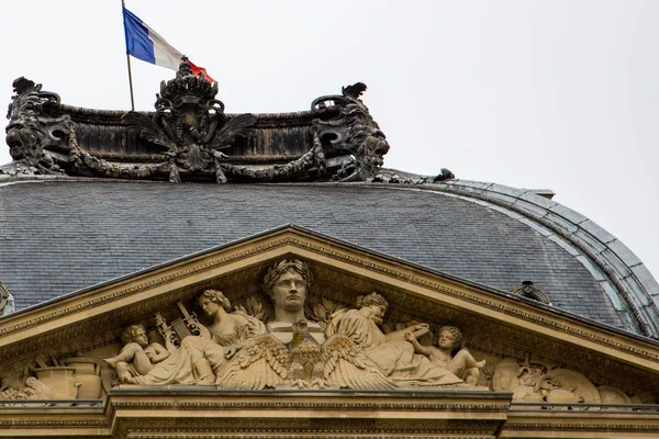Όμορφη αρχιτεκτονική στο Παρίσι με γαλλική σημαία — Φωτογραφία Αρχείου